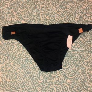 Low rise bikini bottom w rouched back